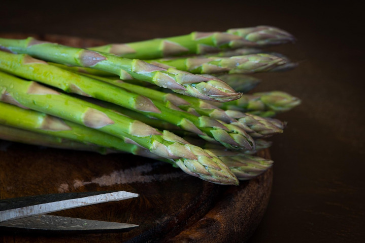 fresh asparagus spears bundle